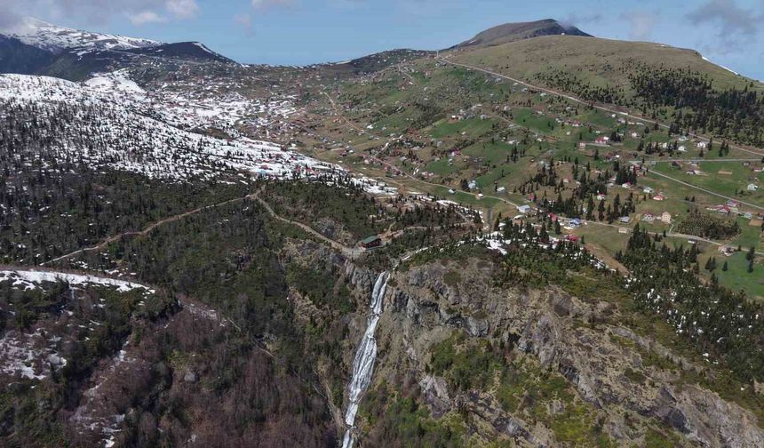 Sandık Gölü ve Şelalesi etkileyici görüntüsüyle görenleri büyülüyor