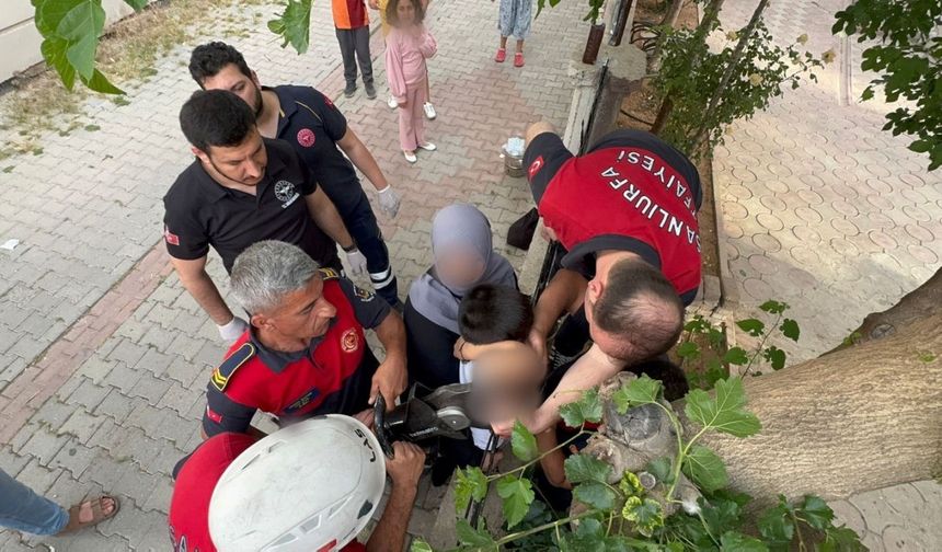 Şanlıurfa’da koluna demir korkuluk saplanan çocuğu itfaiye kurtardı