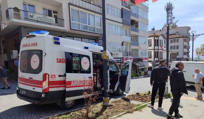 Sinop’ta motosiklet ile hafif ticari araç çarpıştı: 1 yaralı