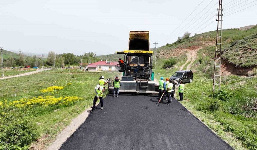 Sivas’ta köy yollarının standardı yükseliyor