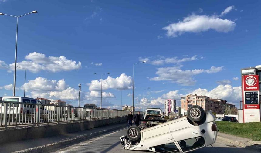 Sivas’ta otomobil devrildi: 3 yaralı