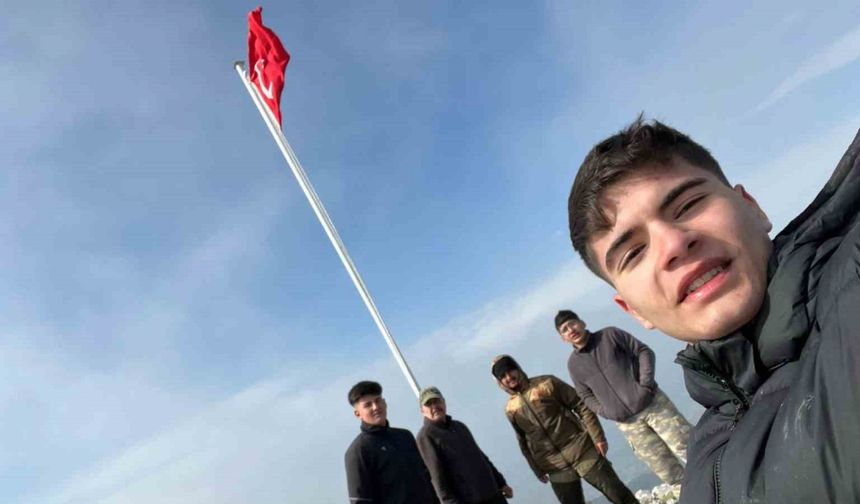Soma’nın zirvesinde Türk bayrağını dalgalandırdılar
