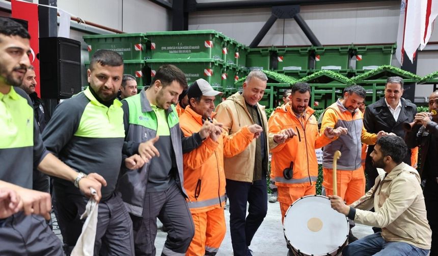 Sultangazi Belediye Başkanı Dursun işçilerle birlikte halay çekti