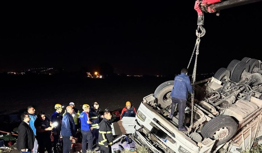 Takla atan tır ters döndü: 1 ölü, 1 yaralı
