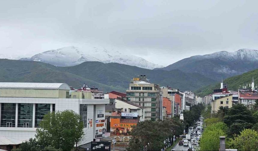 Tatvan’da mayıs ayında kar sürprizi: Nemrut ve yüksek kesimler beyaza büründü