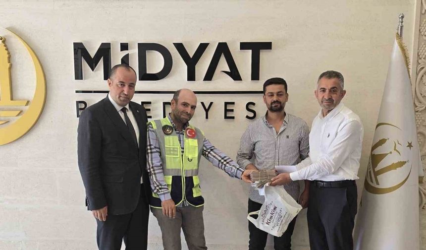 Temizlik görevlisinden örnek davranış: Yerde bulduğu 111 bin 500 lirayı sahibine ulaştırdı