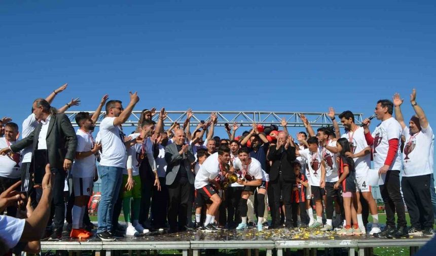 TFF 3. Lig’e yükselen Denizli İdmanyurdu şampiyonluk kupasını kaldırdı