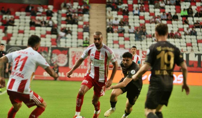 Trendyol Süper Lig: Antalyaspor: 0 - Trabzonspor: 0 (İlk yarı)