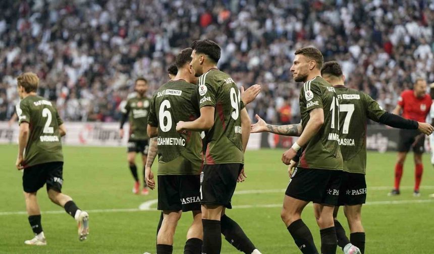 Trendyol Süper Lig: Beşiktaş: 2 - Adana Demirspor: 1 (İlk yarı)