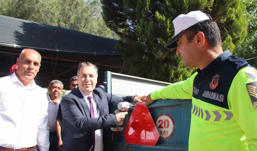 Turgutlu’da traktör sürücülerine reflektör uyarısı yapıldı