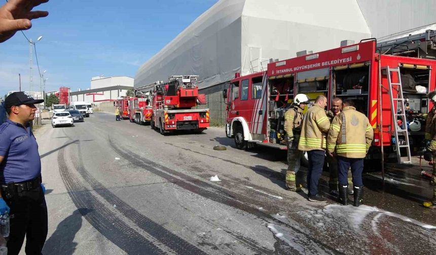 Tuzla’da fabrika yangını: Jeneratörden çıkan alevler dış cepheye sıçradı