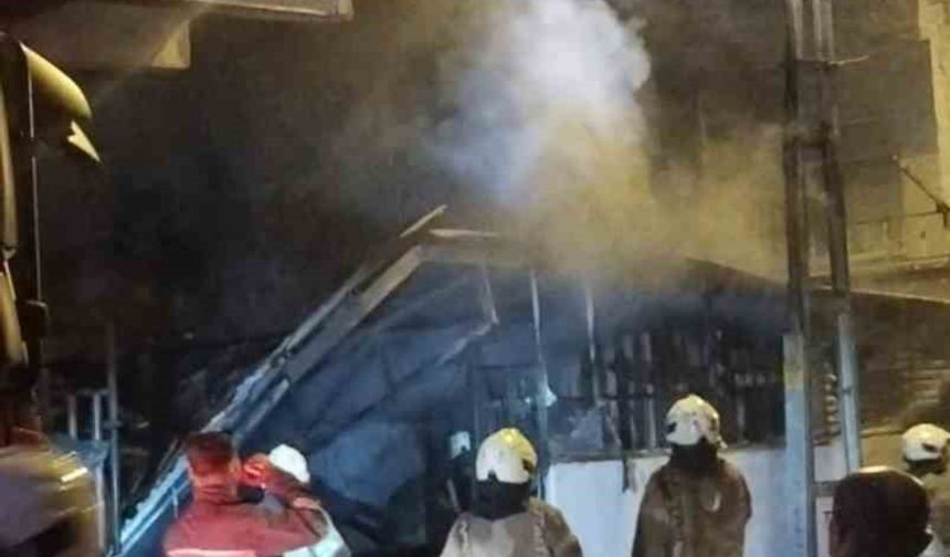 Ümraniye’de çıkan yangında gecekondu ve park halindeki otomobil kullanılamaz hale geldi
