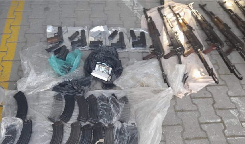 Uyuşturucu sandılar, silah deposu çıktı: Otomobili kullanan şoför polisti
