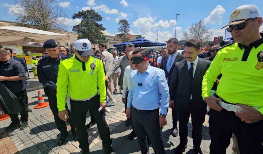 Vali Çiçek ve Büyükkılıç simülasyon gözlüğünü taktı, mesaj verdi