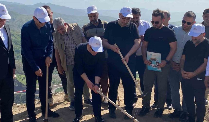 Vali Hatipoğlu, 3 bin yıllık tarihi Palu Kalesi için ilk kazmayı vurdu