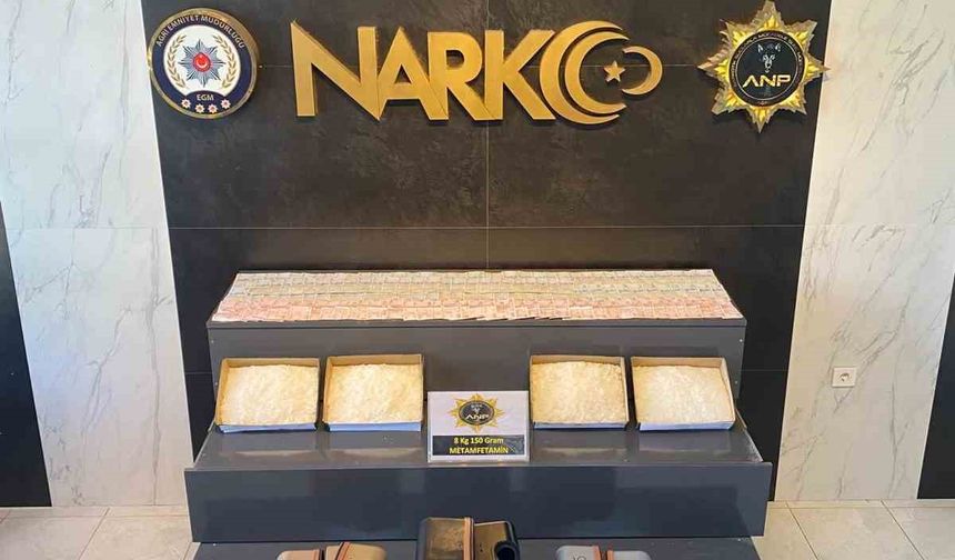 Valiz tabanına zulalanmış 8 kilo metamfetaminle yakalandılar