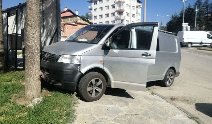 Yalvaç’ta ticari araç ile otomobil çarpıştı: 1 yaralı
