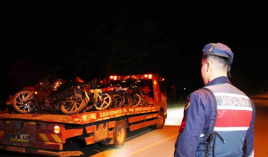 Yarışa başlayamadan jandarmaya yakalandılar: Çekici önünde poz verdiler