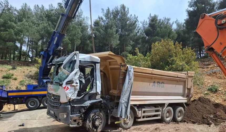 Yükünü boşaltırken devrilen kamyonun sürücüsü hayatını kaybetti