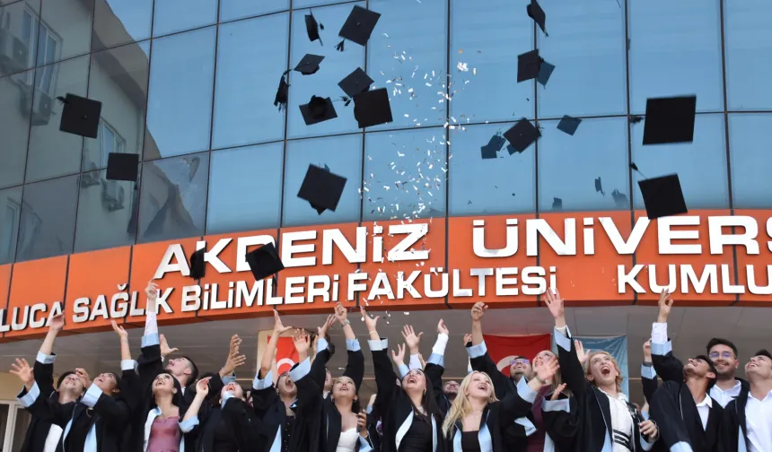 Akdeniz Üniversitesi Kumluca MYO'da mezuniyet coşkusu