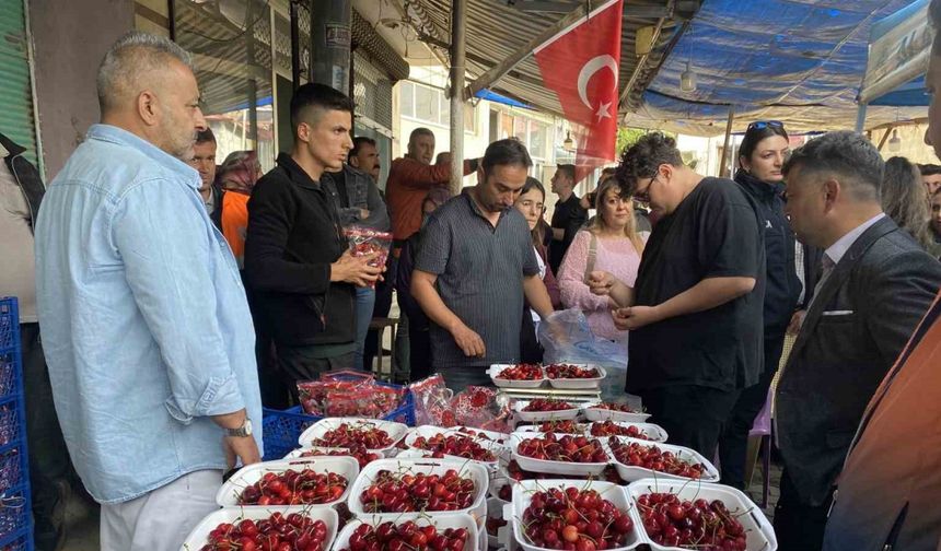 10 dakikada 2 buçuk kilo kiraz yedi, altını kazandı