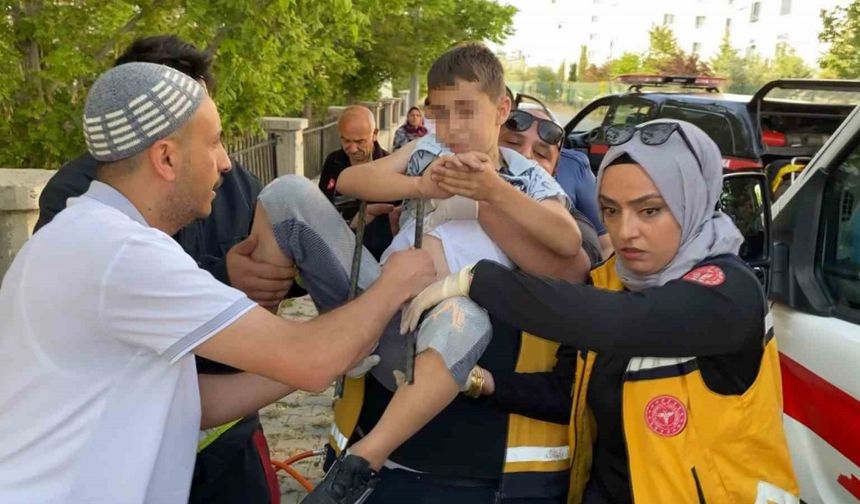 13 yaşındaki çocuk, koluna saplanan demirle hastaneye kaldırıldı