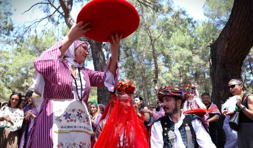 4. Uluslararası Yörük Türkmen Festivali’nde genç çifte yörük gelenekleriyle kına töreni