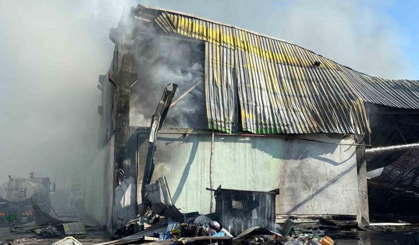 Adana’da geri dönüşüm fabrikasındaki yangın kontrol altına alındı
