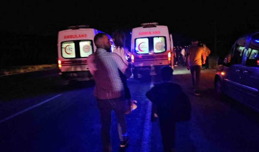 Adilcevaz’da hafif ticari araç, traktöre çarptı: 7 yaralı