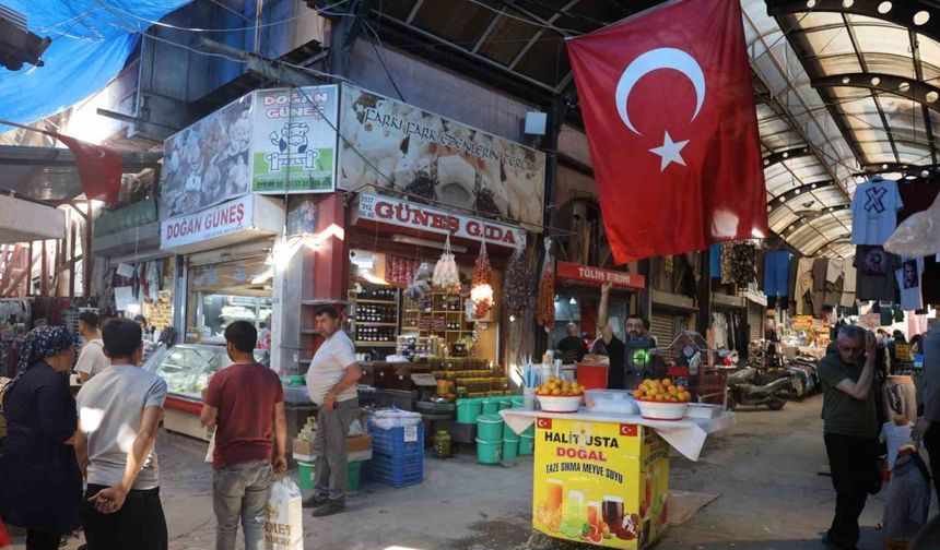 Afetzedeler yeniden inşa edilecek Uzun Çarşı’da son bayram alışverişini yaptılar
