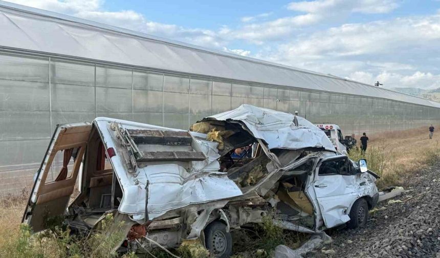 Afyonkarahisar’da tren minibüse çarptı: 1 yaralı