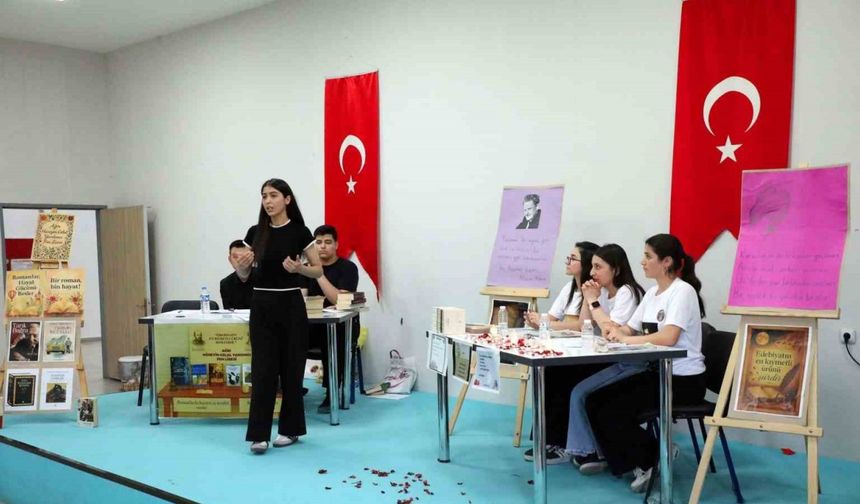 Ağrı’da ortaokul ve lise öğrencileri münazara finalinde kıyasıya yarıştı