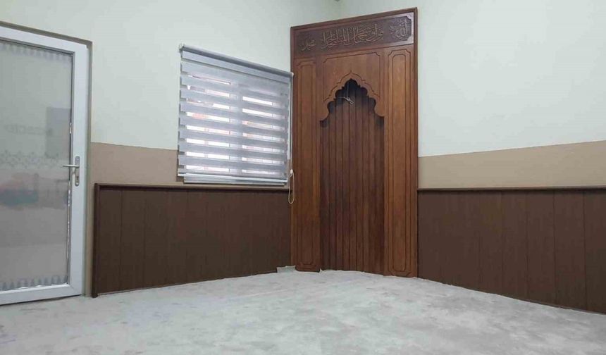 Ahşap oyma ile yenilediler, mescidi bayrama hazırladılar