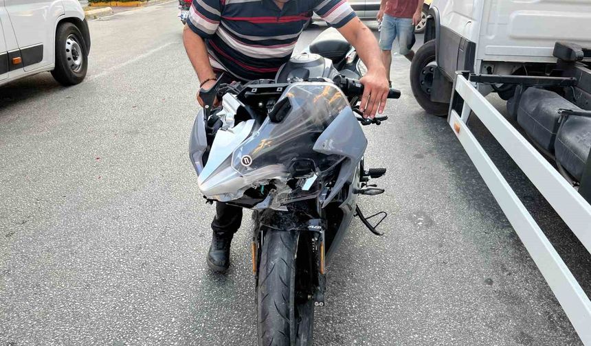 Alanya’da motosiklet ile kamyonet çarpıştı: 2 yaralı