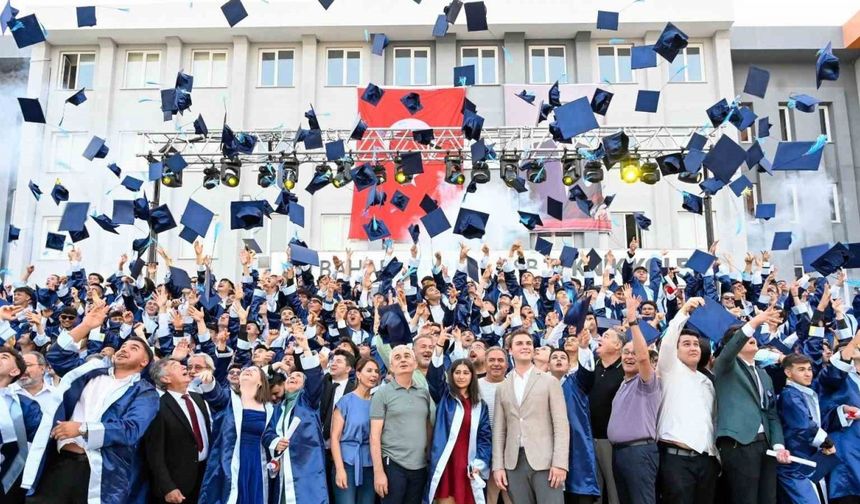 Ali Bahar AOSB Teknik Koleji’nde ilk mezuniyet coşkusu: 254 öğrenci kep attı