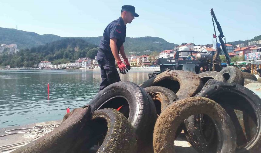 Amasra’da dalgıçlar limandaki çöpleri temizledi