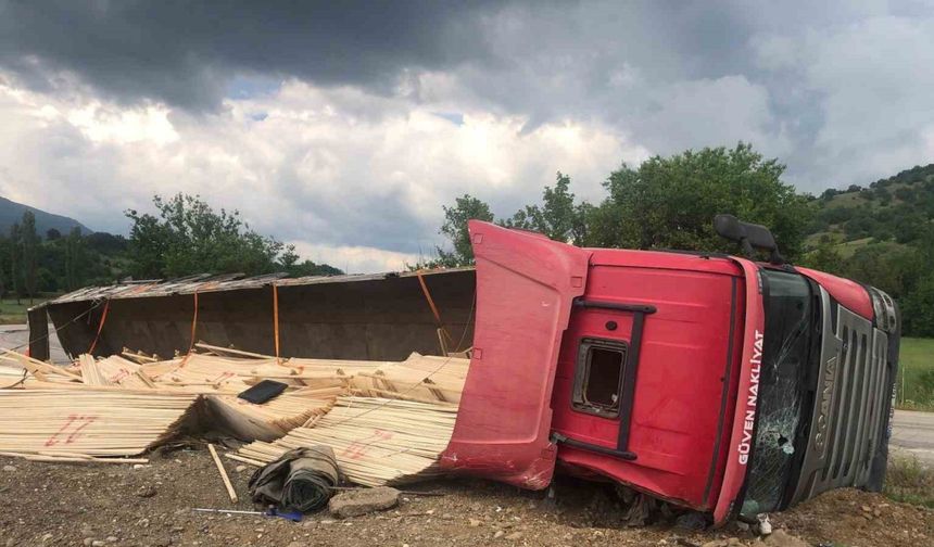 Amasya’da kereste yüklü tır devrildi: 2 yaralı