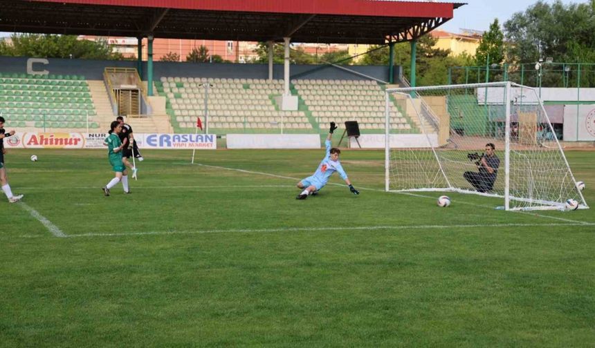 Ampute Milli Futbol Takımı, Kırşehir’de kadın futbol takımıyla hazırlık maçı yaptı