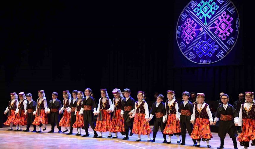 Anadolu Üniversitesinden Çocuk Halk Dansları Topluluğu gösterisi