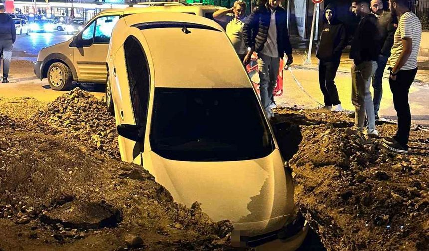Ankara’da otomobil altyapı çalışmaları için açılan çukura düştü