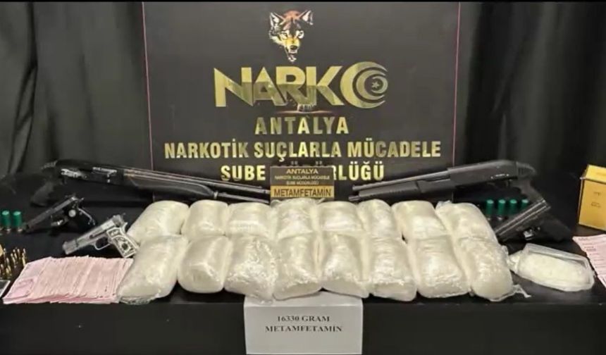Antalya emniyeti zehir tacirlerine geçit vermedi: 16 kilo uyuşturucu ve 5 silah ele geçirildi