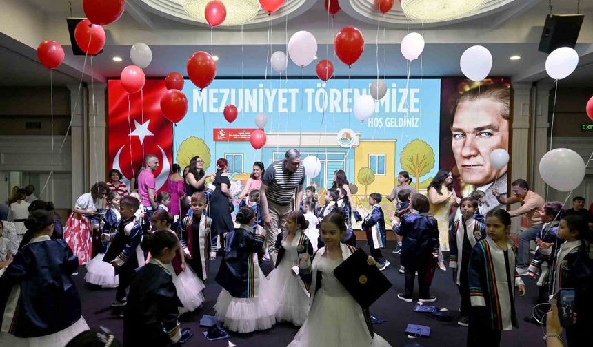 Antalya OSB’nin minikleri mezuniyet sevincini kep atarak kutladı