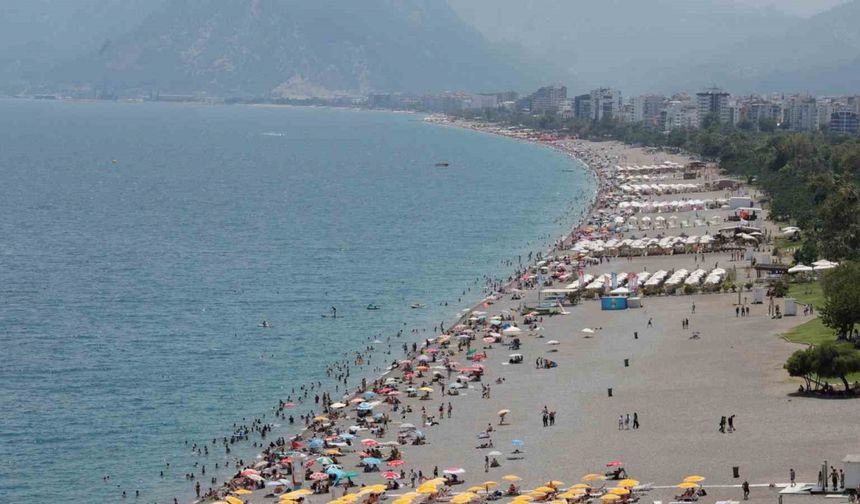 Antalya’da termometreler 35 dereceyi gösterdi, LGS’den çıkanlar denize koştu