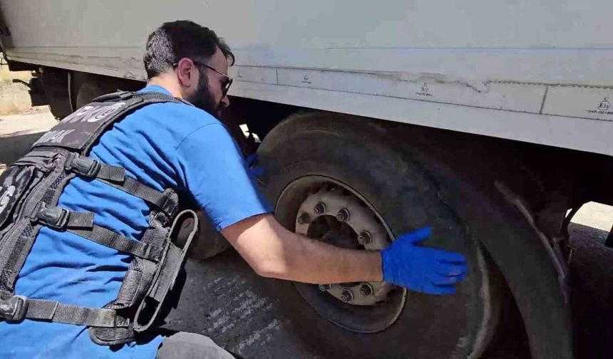Araçtaki 30 kilogram uyuşturucuyu ’Hektor’ buldu