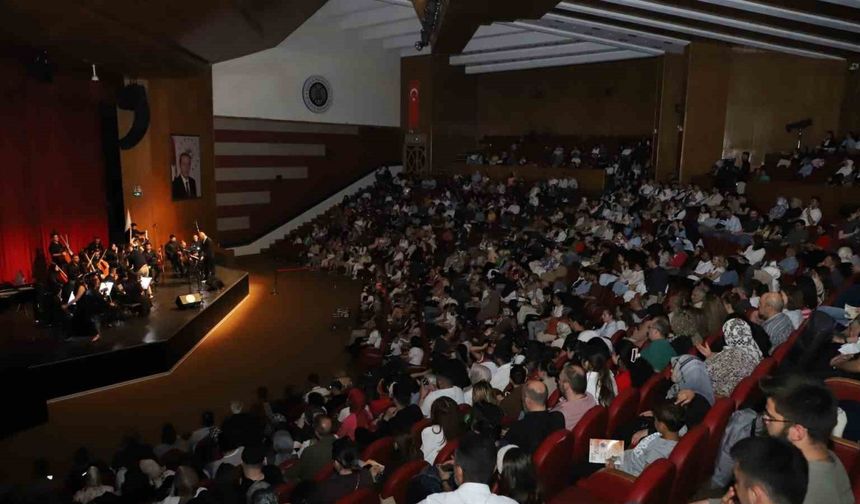 Atatürk Üniversitesi oda orkestrası ilk konseriyle sanatseverleri büyüledi
