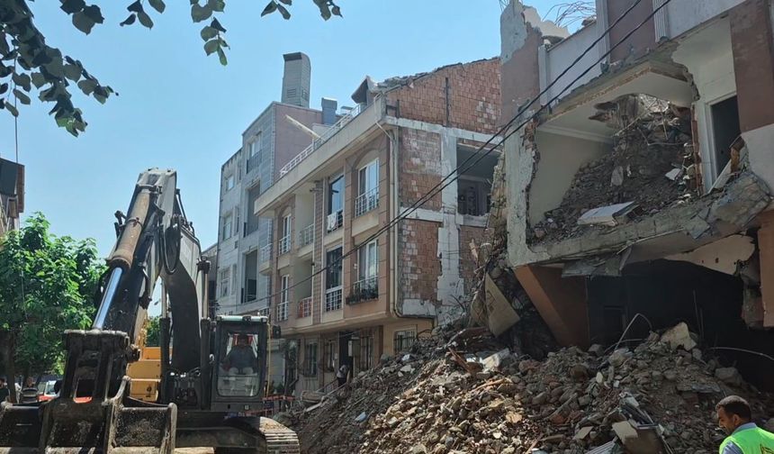 Avcılar’da kısmi çöken binanın yıkımı sırasında bitişik apartmanın da duvarı yıkıldı