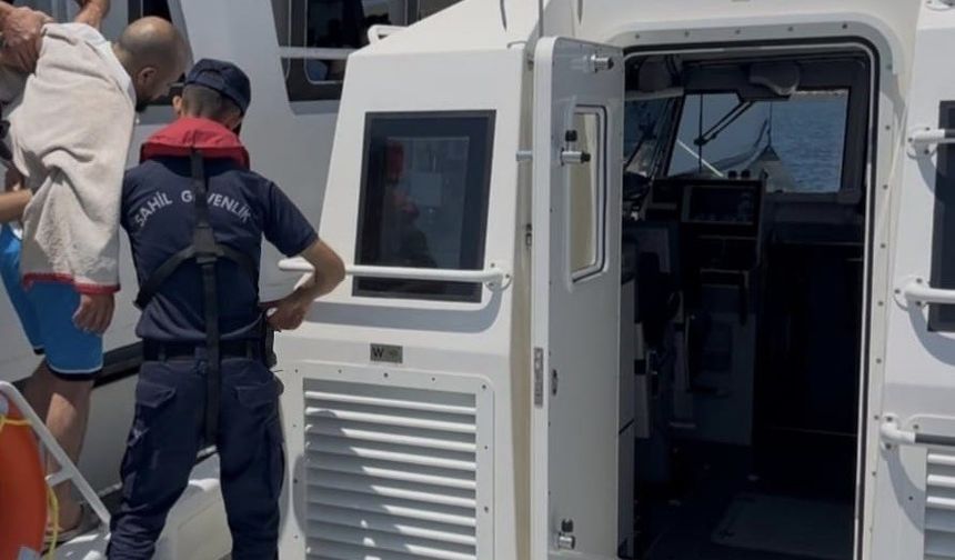 Ayvalık açıklarında gezi teknesinde rahatsızlanan şahıs tahliye edildi