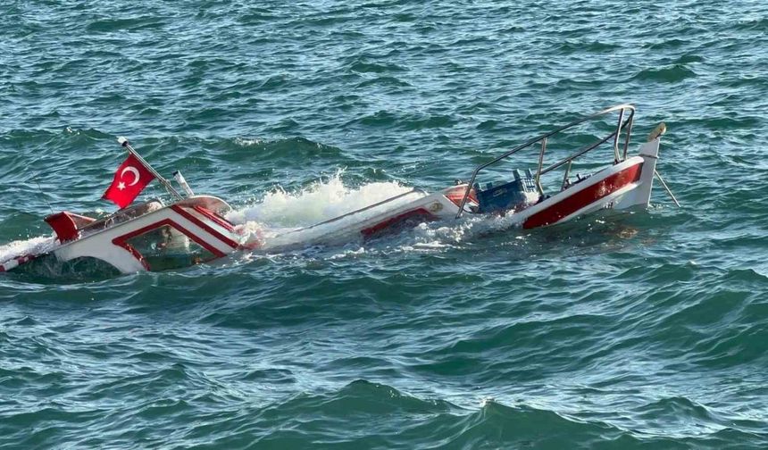 Ayvalık’ta demirli olan balıkçı teknesi su alarak battı