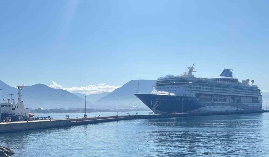 Bahama bandıralı kruvaziyer Alanya’ya demirledi