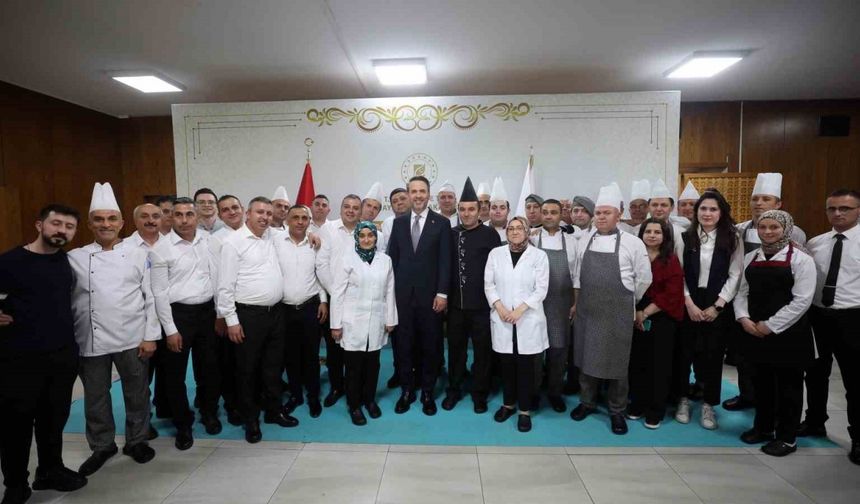 Bakan Bayraktar personel ile bayramlaştı